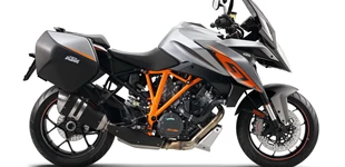 KTM 1290 Super Duke GT 2016 vs Husqvarna Norden 901 Expedition 2023 KTM 1290 Super Duke GT 2016 vs Husqvarna Norden 901 Expedition 2023